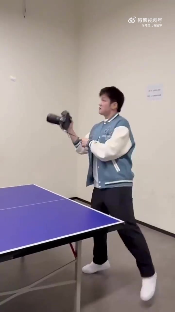 DB电子官网跨界联动！樊振东和“黄老板”一起打球，使用球拍、吉他、垃圾桶