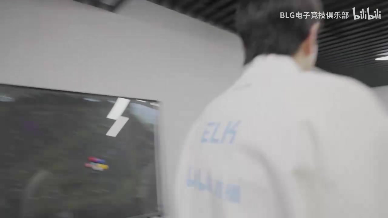 DB视讯百家乐神情落寞＋无可奈何：输给TES后 BLG全员在后台情绪表现的很低落