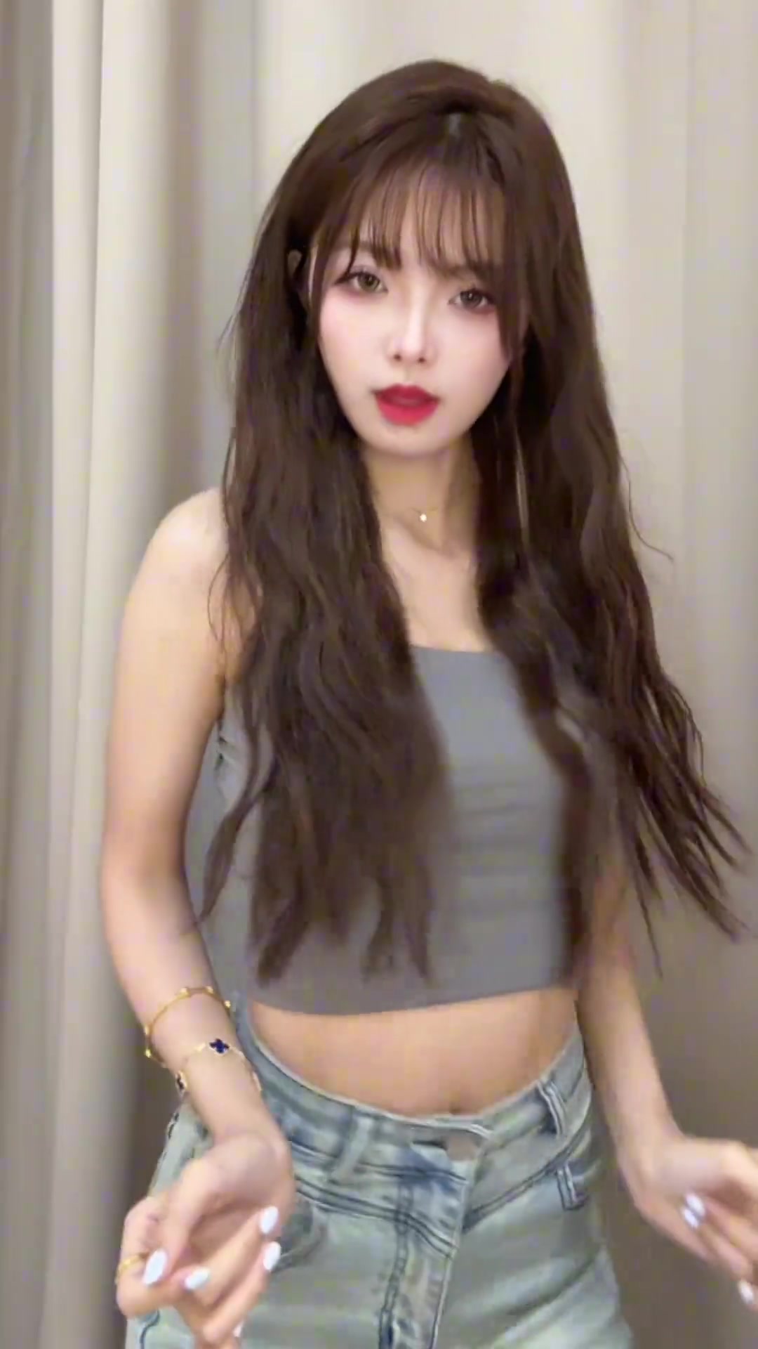 DB真人旗舰LPL互动主持泱泱分享跳舞视频：请你不要到处扣扣