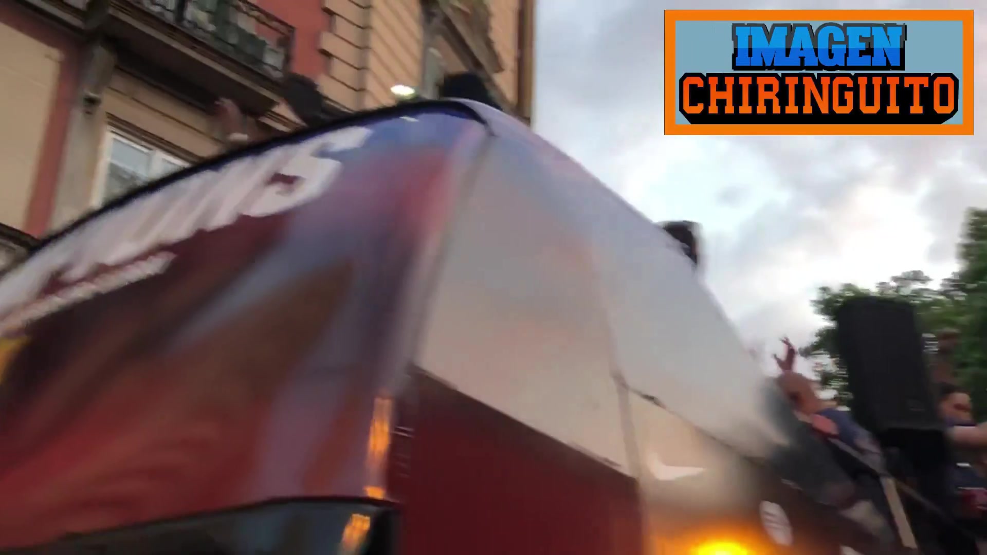 DB视讯百家乐这图的含金量🤩！亚马尔在大巴上，披着印有梅西为其洗礼的衣服